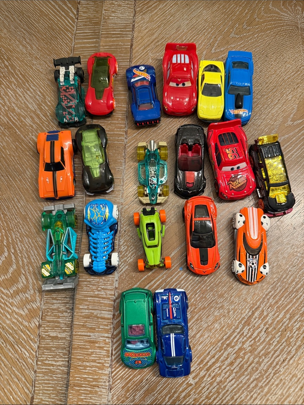 Hot Wheels & Disney Pixar Cars Vehicle Lot 20 Die Cast Toy Cars Lightning McQuee